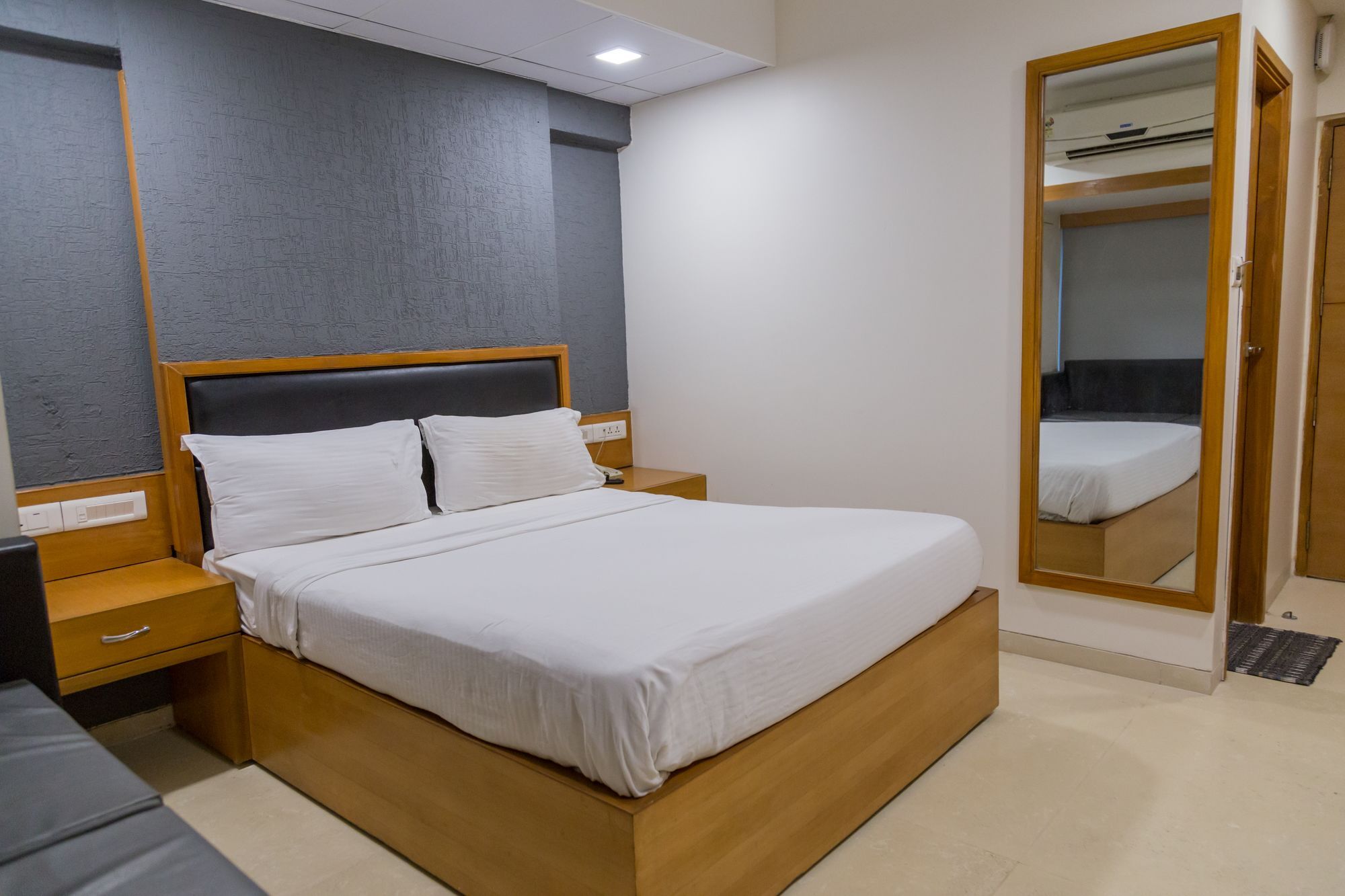 The Silver Leaf Hotel Ahmadabad Zewnętrze zdjęcie